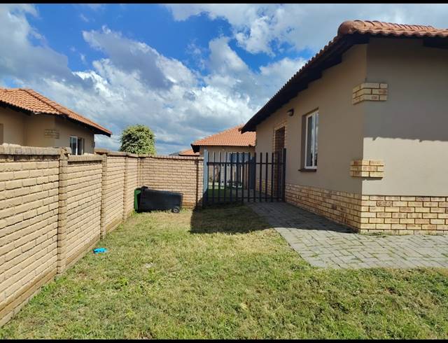 3 BEDROOM TOWNHOUSE FOR SALE IN WATERKLOOF HILL ESTATE